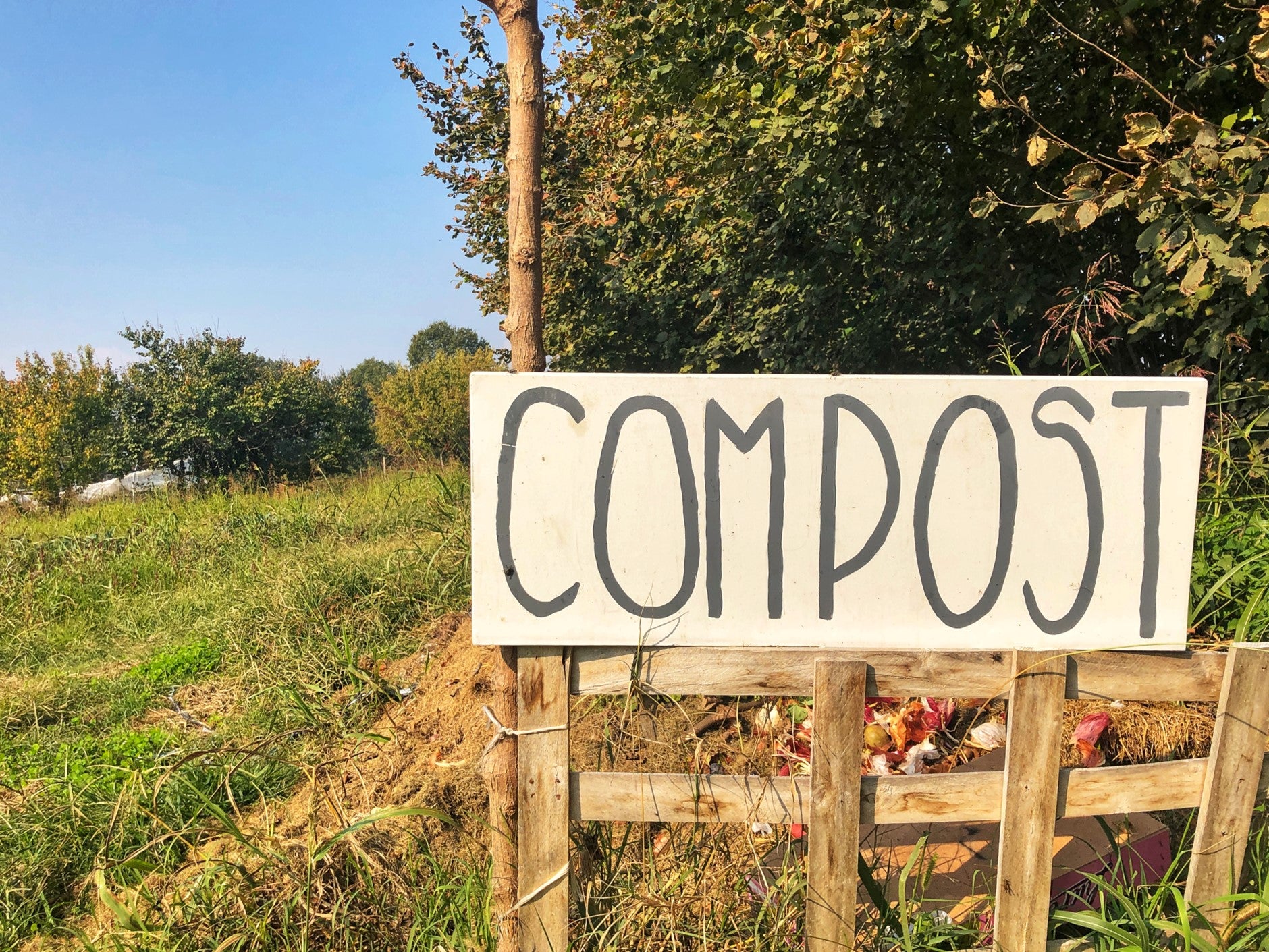 wooden sign stating the word 'COMPOST'