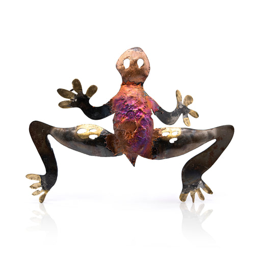 Tumia recycled metal frog decoration .