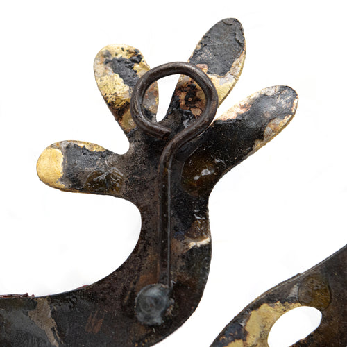 Tumia recycled metal frog decoration .