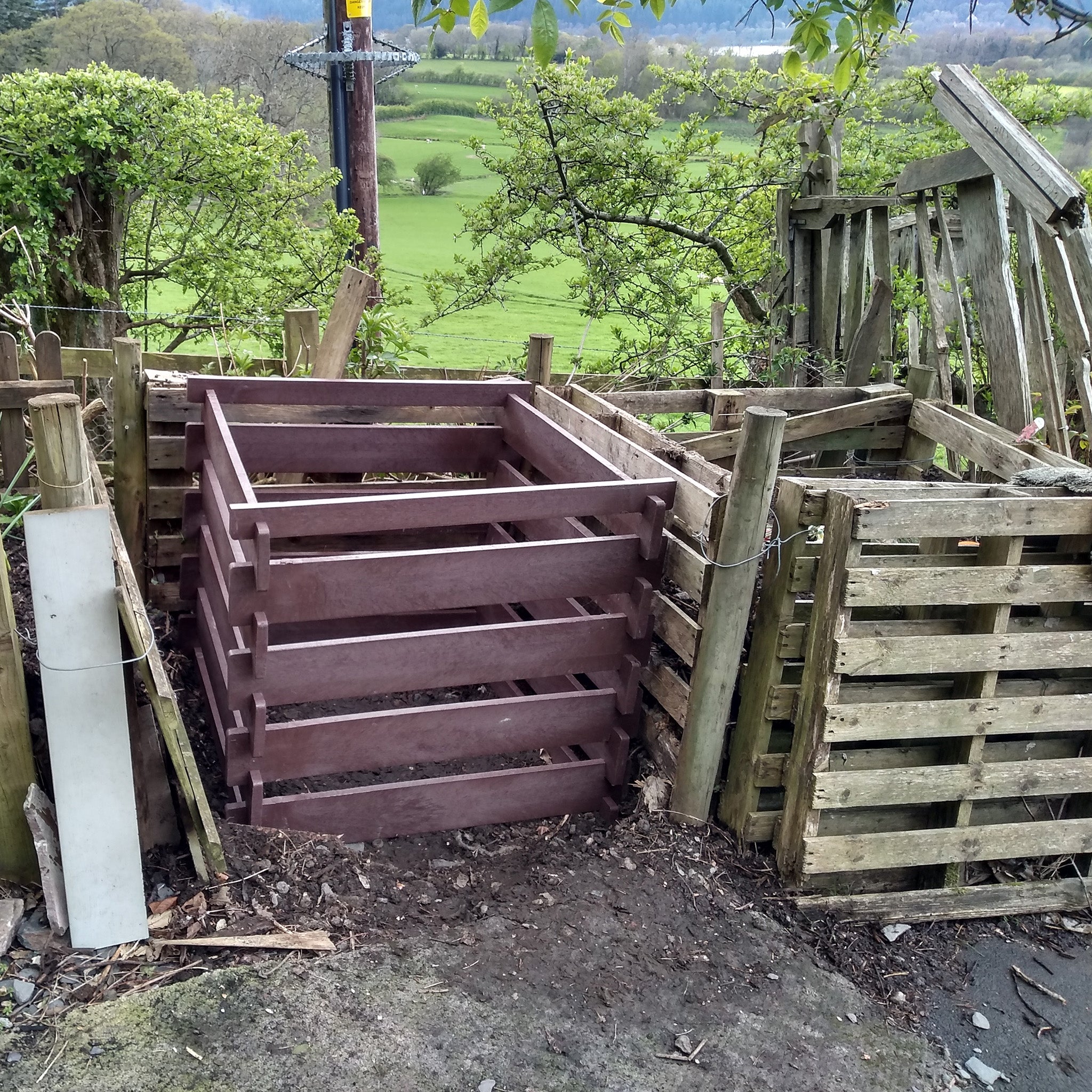 Hahn Plastic Wood Composter – Chimney Sheep